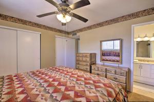 מיטה או מיטות בחדר ב-55 and Apache Junction Home Patio and Mountain Views