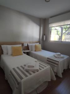 1 dormitorio con 2 camas y ventana en Departamento a estrenar barrio abasto Rosario en Rosario