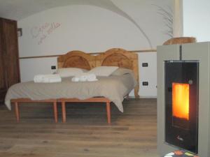 a bedroom with a bed with white towels on it at PANEERIPOSO in Pergine Valsugana