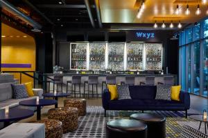 Aloft Dulles Airport North tesisinde lounge veya bar alanı