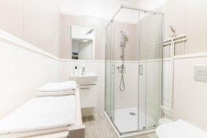 APARTEMENTY ''WERANDA'' z ogrodem w centrum的一间浴室