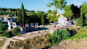 een luchtzicht op een huis met een zwembad bij VILASIRA ( Rooms & Wines ) in Los Cojos