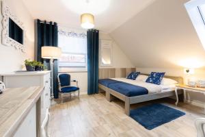 APARTEMENTY ''WERANDA'' z ogrodem w centrum客房内的一张或多张床位