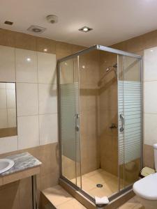 Bilik mandi di Hotel Alysa Korce