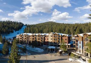 Una vista aérea de un complejo turístico con una montaña. en Hyatt Vacation Club at Northstar Lodge, en Truckee