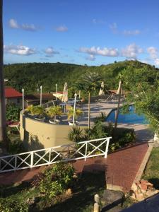 - une vue sur un complexe avec une piscine et un pont dans l'établissement Attractive 2-Bed Apartment stunning sea view, à Dickenson Bay