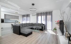 a living room with a couch and a table at Apartment Suzana in Stobreč