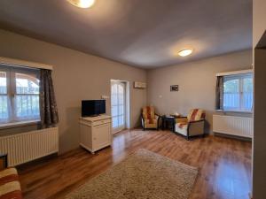 TV a/nebo společenská místnost v ubytování BB Boutique Hotel