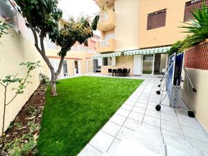 Zahrada ubytování Precioso apartamento con piscina a 50m de la playa + 3 fotografie
