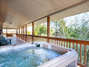 Πισίνα στο ή κοντά στο The Lookout - Lake View, Hot Tub and Grill
