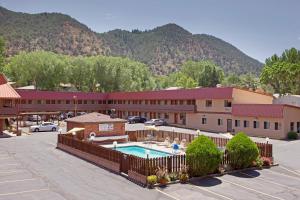 a hotel with a swimming pool in a parking lot at Glenwood Springs Cedar Lodge in Glenwood Springs