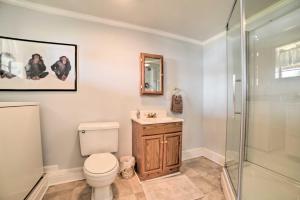 Bathroom sa Waterfront Tennessee Home on Kentucky Lake with Deck