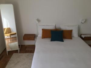 Ein Bett oder Betten in einem Zimmer der Unterkunft Enjoy Lisbon Carcavelos