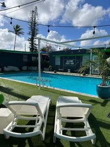 Bazén v ubytování Nomada Beach Hostel- Isla Verde nebo v jeho okolí