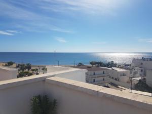 モハカルにあるApartamento La Perla Azulの建物のバルコニーから海の景色を望めます。