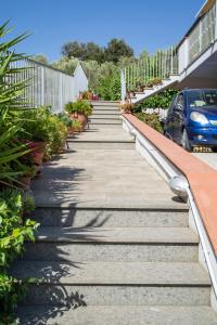 a stairway with plants and a car on it at Casa d'aMare - a 600 mt dalla spiaggia in Follonica