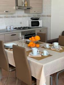 a kitchen with a table with oranges on it at La Petite Maison in Monastir