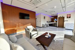 Μια τηλεόραση ή/και κέντρο ψυχαγωγίας στο Summit Hotel Suites - القمة للأجنحة الفندقيه