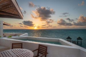 uma vista para o oceano a partir de uma casa com piscina em Nerea Tulum em Tulum