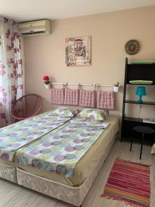 una camera con un letto di DESI HOUSE 302b Cozy Studio Nesebar a Nesebar
