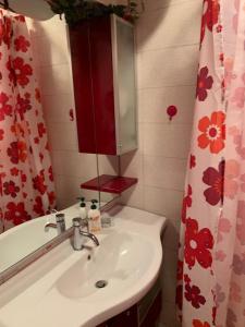 bagno con lavandino e specchio di DESI HOUSE 302b Cozy Studio Nesebar a Nesebar