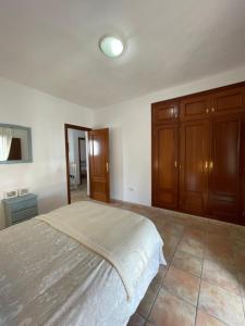 מיטה או מיטות בחדר ב-Agradable casa rural con chimenea en interior