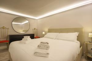 Un dormitorio con una cama blanca con toallas. en Giglio Bianco, en Florencia