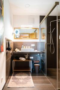 een badkamer met een wastafel en een douche bij Idyllische Designer-Apartments am Bio-Bauernhof in SalzburgerSeenland Schmiding 10 in Seekirchen am Wallersee