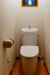 a bathroom with a toilet with a sink above it at La Colina Retreat - Vacation STAY 07213v in Madarao Kogen