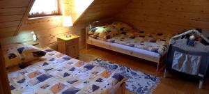 シュチルクにあるWalówkaの丸太小屋のベッドが2つある寝室