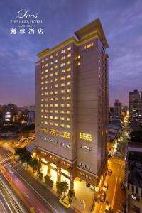 un edificio alto con luces encendidas en una ciudad en THE LEES Hotel, en Kaohsiung