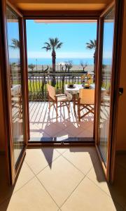 Μπαλκόνι ή βεράντα στο Rainbow Seafront Apartment
