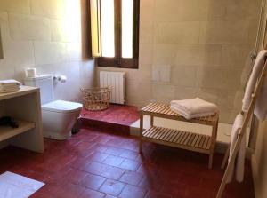 y baño con aseo, bañera y lavamanos. en Hostal de Bianya, en Vall de Bianya