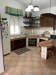 cocina con nevera y mesa. en Blue panorama home, en Alcamo