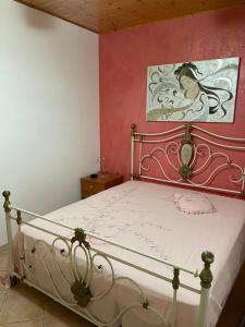 una camera da letto con un letto e un dipinto sul muro di Blue panorama home ad Alcamo