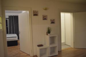 um quarto com um quarto branco com uma cama e uma porta em New City Center Stays 2 em Munique