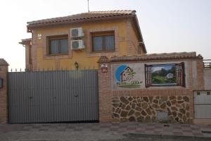 una casa con una valla delante de ella en Flor de la Jara, en Cobisa