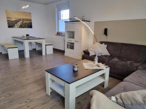 ein Wohnzimmer mit einer Couch und einem Couchtisch in der Unterkunft Ferienhaus Ohrenqualle in Dornum
