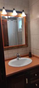 y baño con lavabo blanco y espejo. en El Mirador Vistas muy bonitas en Breña Baja