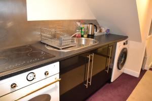 Dapur atau dapur kecil di Olive Tree 2 bed Apartment - STAYSEEKERS