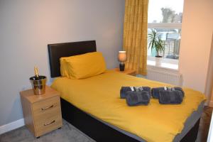 En eller flere senger på et rom på Olive Tree 2 bed Apartment - STAYSEEKERS