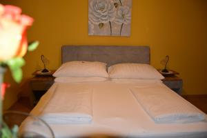Łóżko lub łóżka w pokoju w obiekcie Hotel Rosenberg