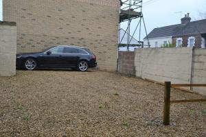 un coche negro estacionado junto a un edificio de ladrillo en Willow Tree 1 bed Apartment - STAYSEEKERS en Salisbury