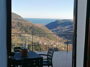 einen Tisch und Stühle auf einem Balkon mit Aussicht in der Unterkunft Casa di Anna in Tovo San Giacomo