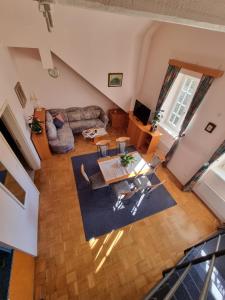 vista sul soffitto di un soggiorno con tavolo e sedie di Apartma Vrtnica, Vila Golf a Rogaška Slatina