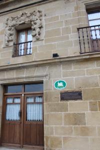 Castañares de RiojaにあるEL REAL DE SIOTAの木製のドア2つと窓2つが備わる建物