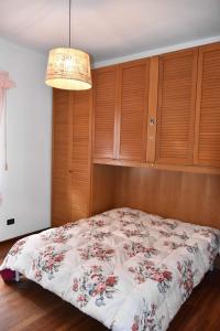 - une chambre avec un lit et une couette à fleurs dans l'établissement Casa margot, à Riva Ligure