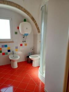 baño con 2 aseos y lavamanos en La casetta, en Pomarico