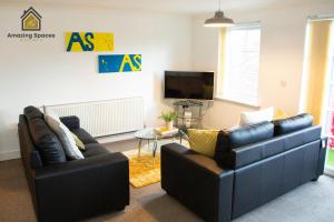 Χώρος καθιστικού στο Executive 2 Bed Flat in Stockton Heath by Amazing Spaces Relocations Ltd