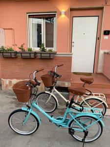 dos bicicletas estacionadas frente a un edificio en Vhouse Fiumicino, en Fiumicino